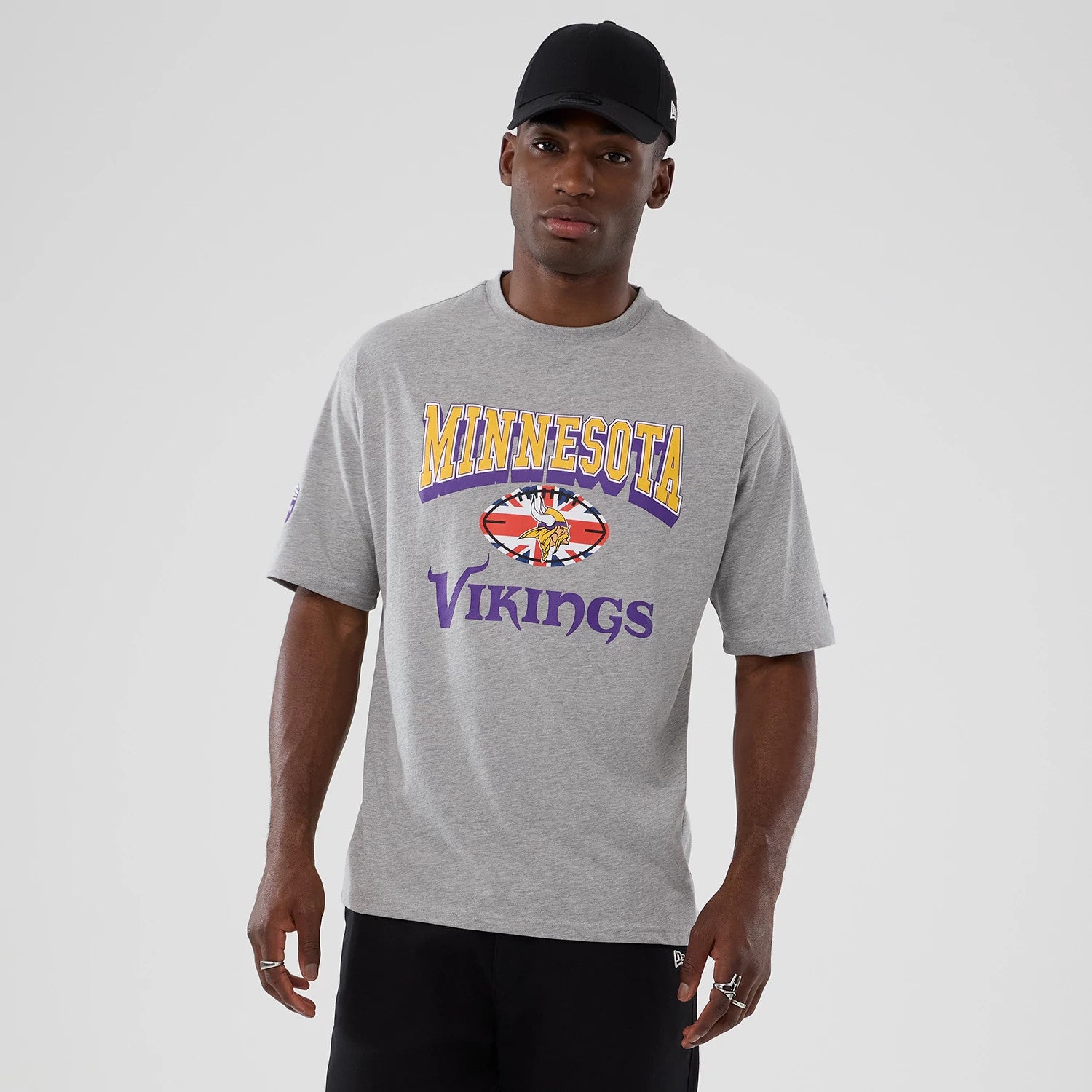 The Male model is wearing Minnesota Vikings NFL International Series Games London 2025 Grey Oversized T-Shirt 1