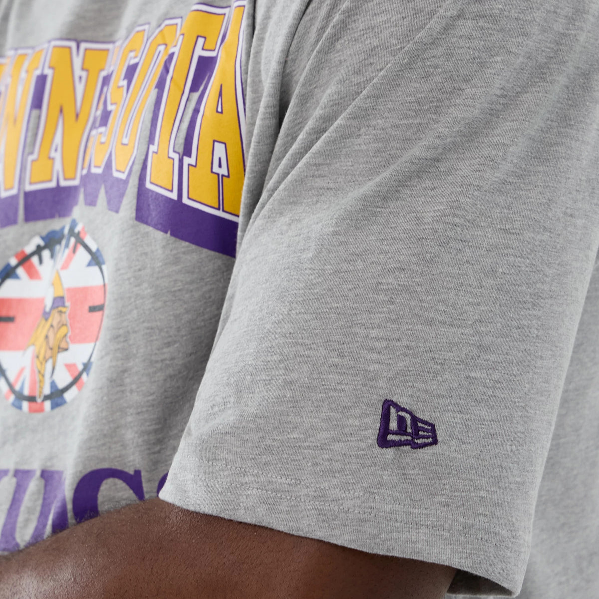 The Male model is wearing Minnesota Vikings NFL International Series Games London 2025 Grey Oversized T-Shirt 6