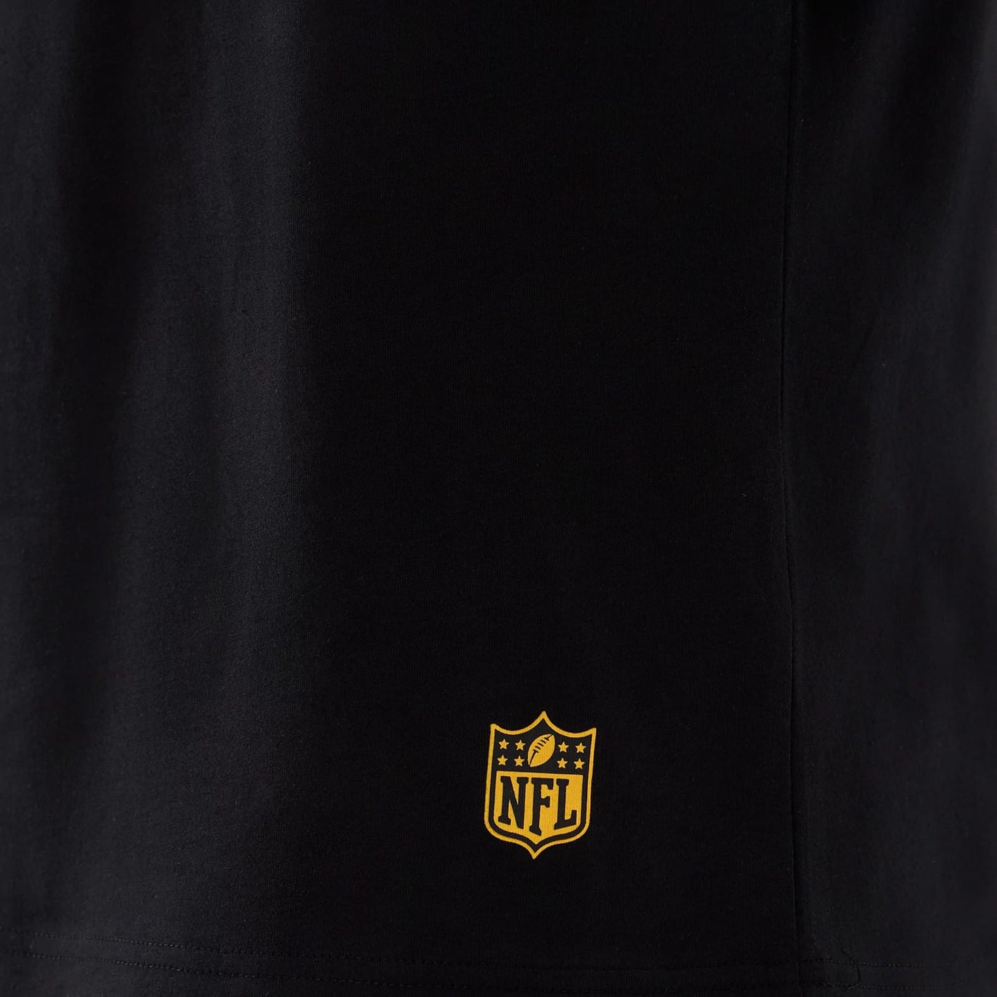 The Male model is wearing Washington Commanders NFL International Series Games 2025 Black Oversized T-Shirt 5