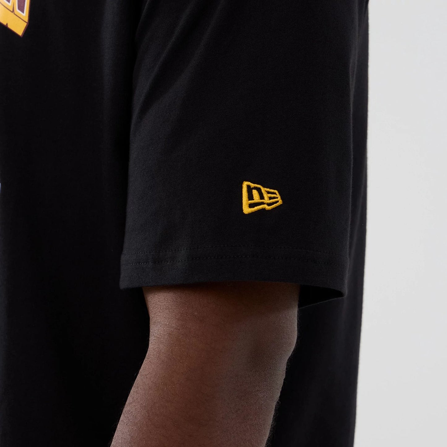 The Male model is wearing Washington Commanders NFL International Series Games 2025 Black Oversized T-Shirt 4