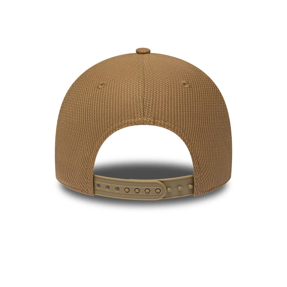 Pictured is this Visa Cash App Racing Bulls F1 Race Special 9FORTY Adjustable cap in dark beige. 4