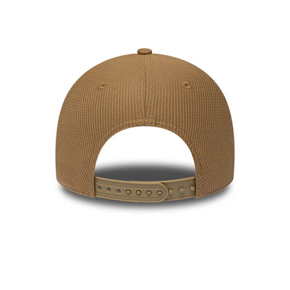 Pictured is this Visa Cash App Racing Bulls F1 Race Special 9FORTY Adjustable cap in dark beige. 4
