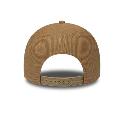 Pictured is this Visa Cash App Racing Bulls F1 Race Special 9FORTY Adjustable cap in dark beige. 4