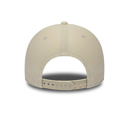 Pictured is this Visa Cash App Racing Bulls F1 Race Special 9FORTY Adjustable cap in light beige. 4