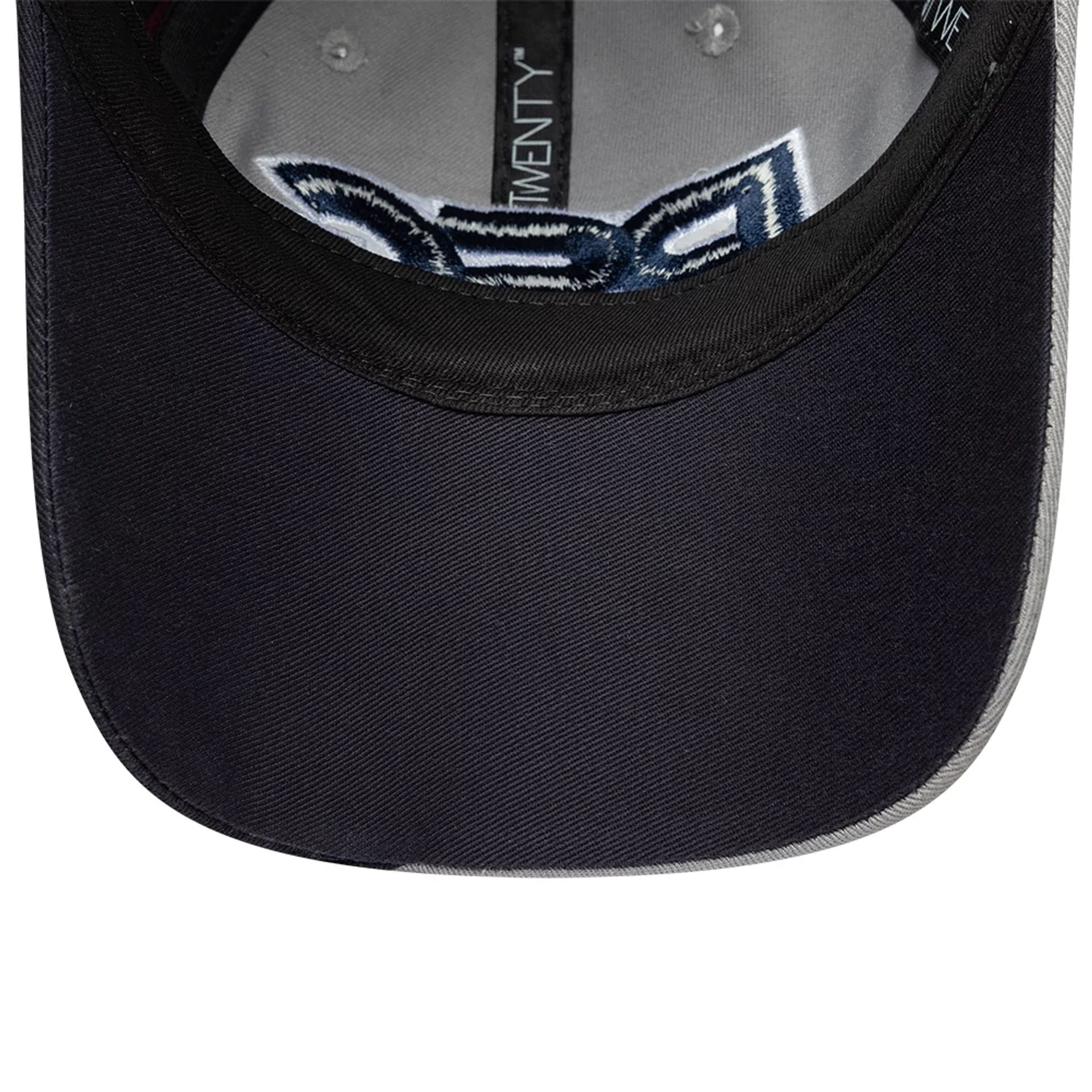 Pictured is this Retro Paris Saint Germain 9TWENTY cap in navy. 7