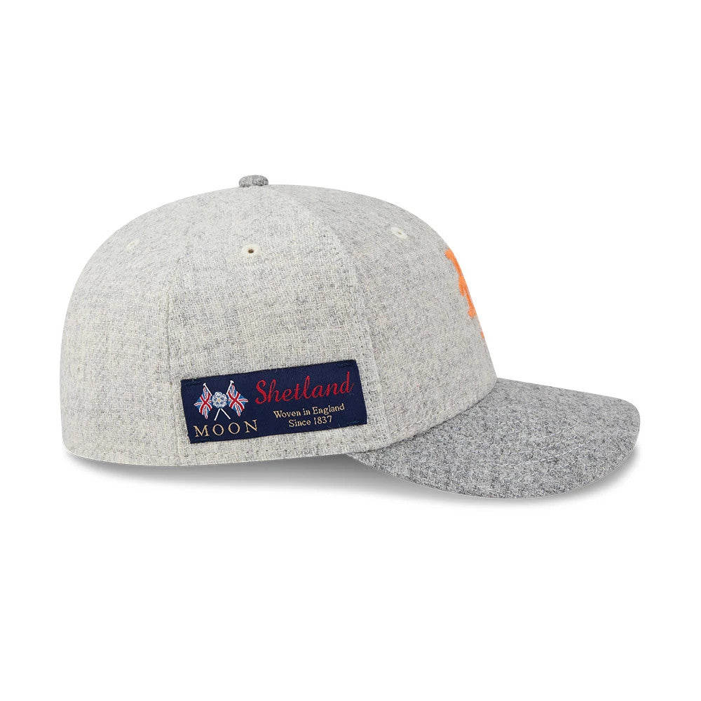New York Mets MLB X Moon Light Beige New Era 59FIFTY Fitted Cap, side view showing the Moon Shetland woven label with British flags on the left side, and slightly rounded grey visor.