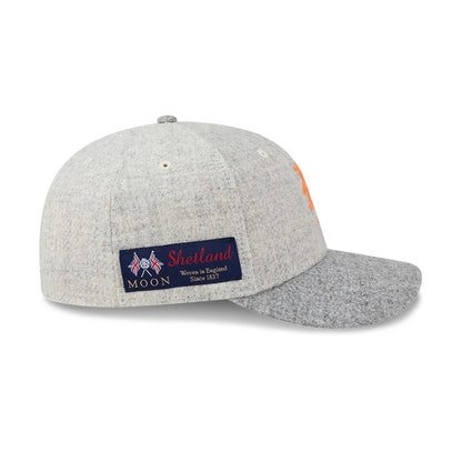 New York Mets MLB X Moon Light Beige New Era 59FIFTY Fitted Cap, side view showing the Moon Shetland woven label with British flags on the left side, and slightly rounded grey visor.