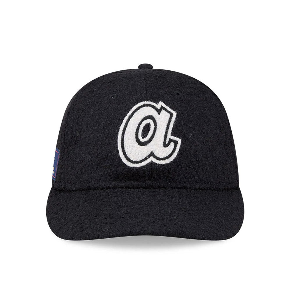 Atlanta Braves MLB X Moon Navy Retro Crown New Era 9FIFTY Adjustable Cap, front view showing the white and black embroidered a logo on the navy textured crown, with a slightly curved visor and eyelets.