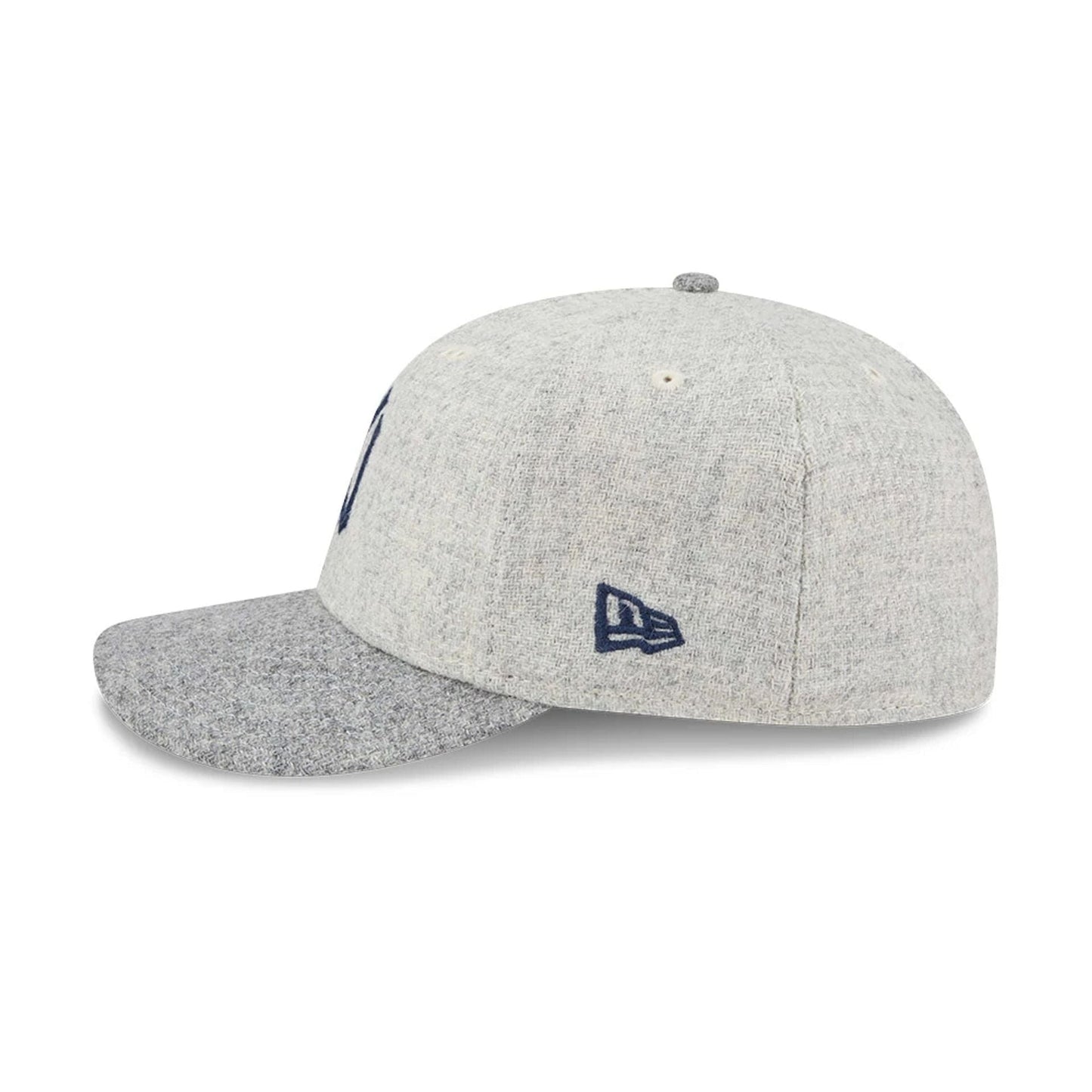 Pictured is this MLB X Moon New York Yankees 59FIFTY Fitted cap in light beige. 6