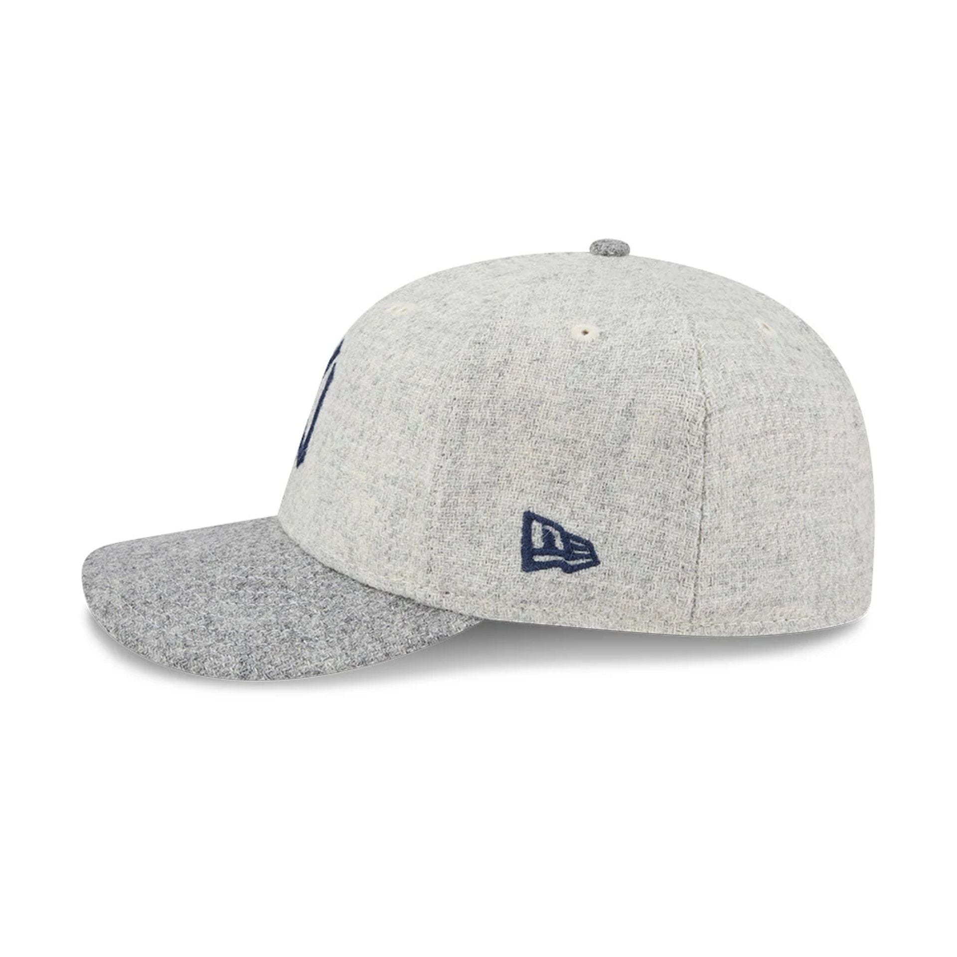 Pictured is this MLB X Moon New York Yankees 59FIFTY Fitted cap in light beige. 6