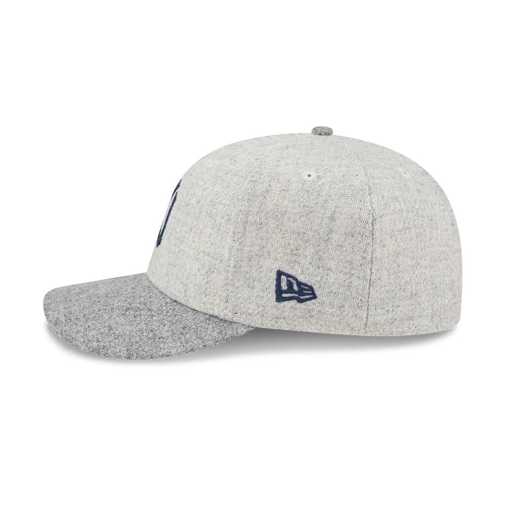 Pictured is this MLB X Moon New York Yankees 59FIFTY Fitted cap in light beige. 6