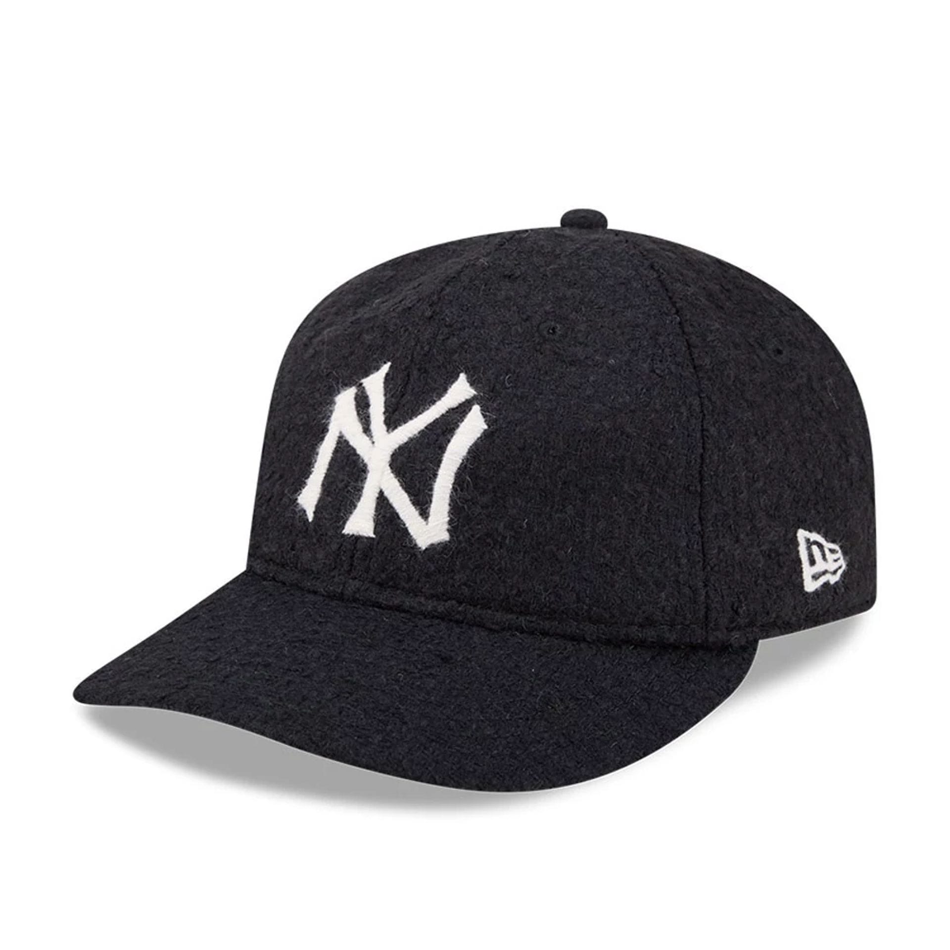 Pictured is this MLB X Moon New York Yankees Retro Crown 9FIFTY cap in navy. 4