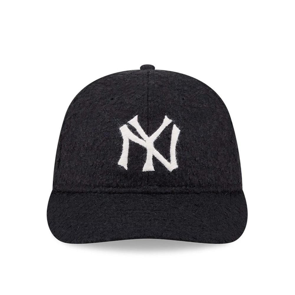 Pictured is this MLB X Moon New York Yankees Retro Crown 9FIFTY cap in navy. 3