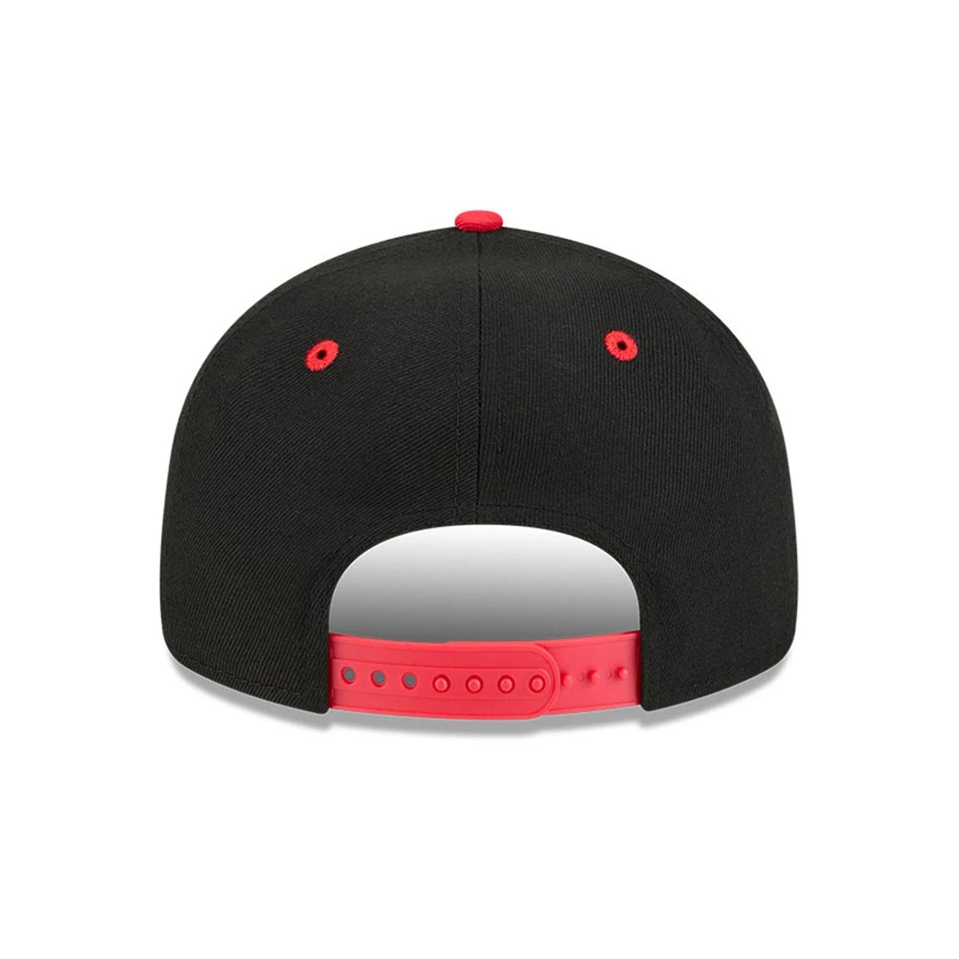 Pictured is this NBA Chainstitch Script Chicago Bulls Retro Crown 9FIFTY cap in black. 7