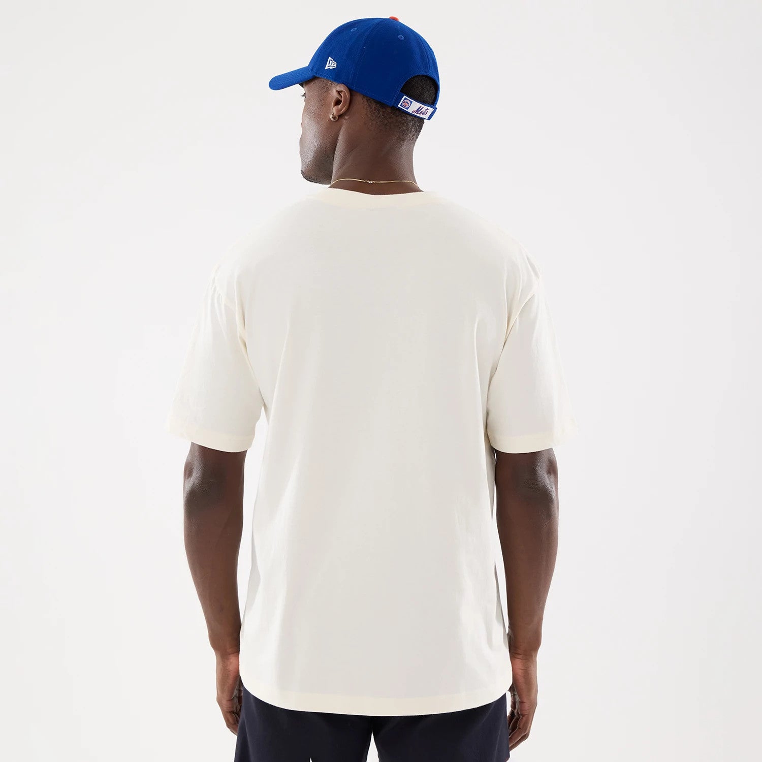 The model is wearing this MLB Life Graphic New York Mets T-Shirt in light beige. 2