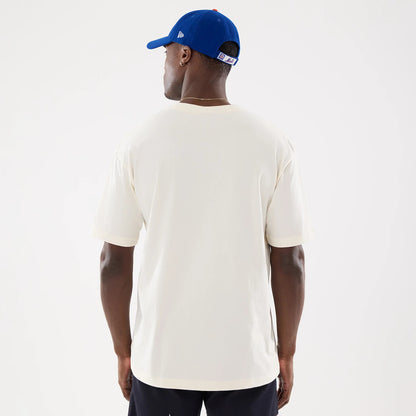 The model is wearing this MLB Life Graphic New York Mets T-Shirt in light beige. 2