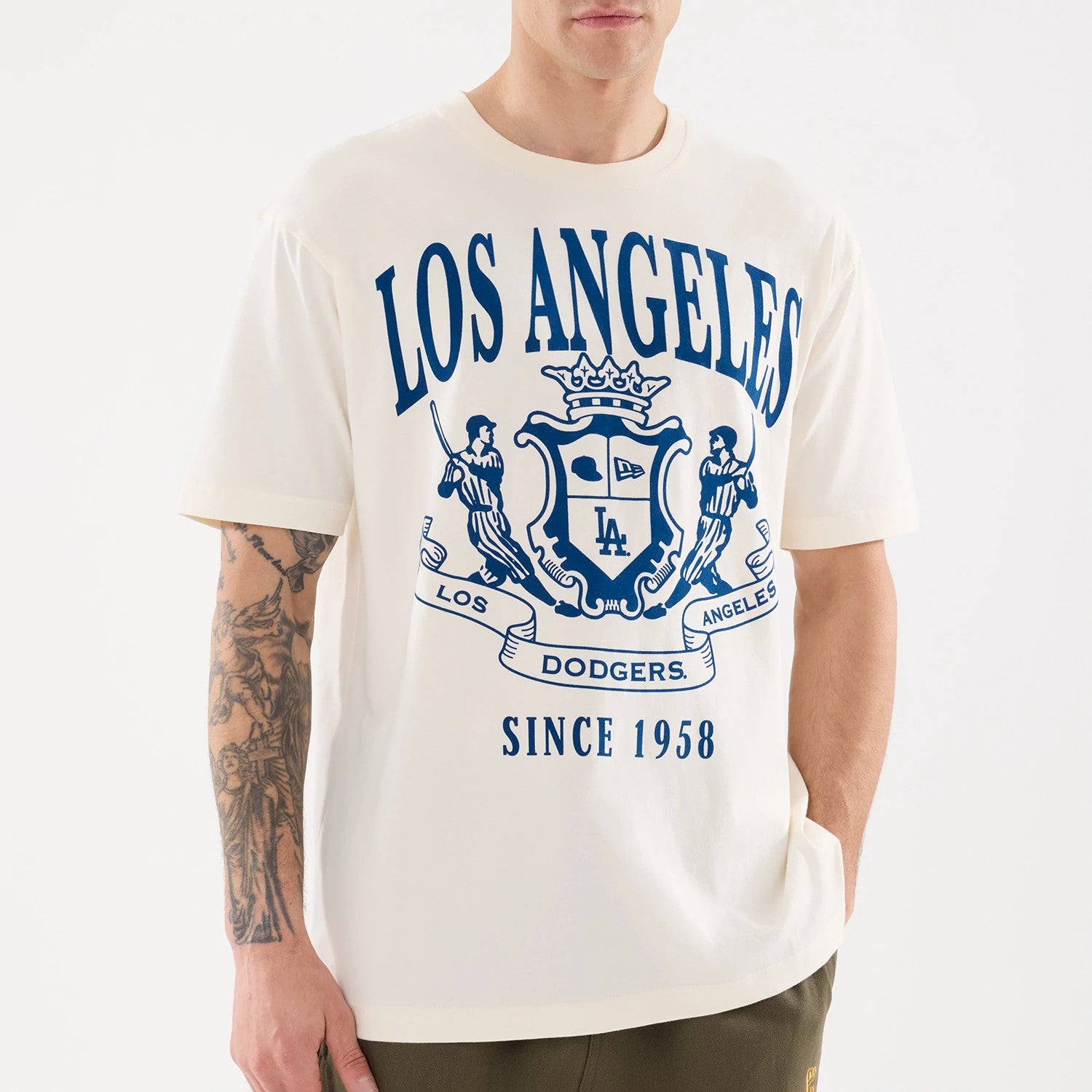 The model is wearing this MLB Life Graphic LA Dodgers T-Shirt in light beige. 4