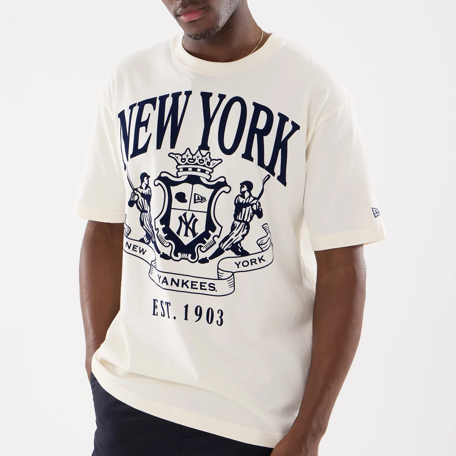 The model is wearing this MLB Life Graphic New York Yankees T-Shirt in light beige. 3