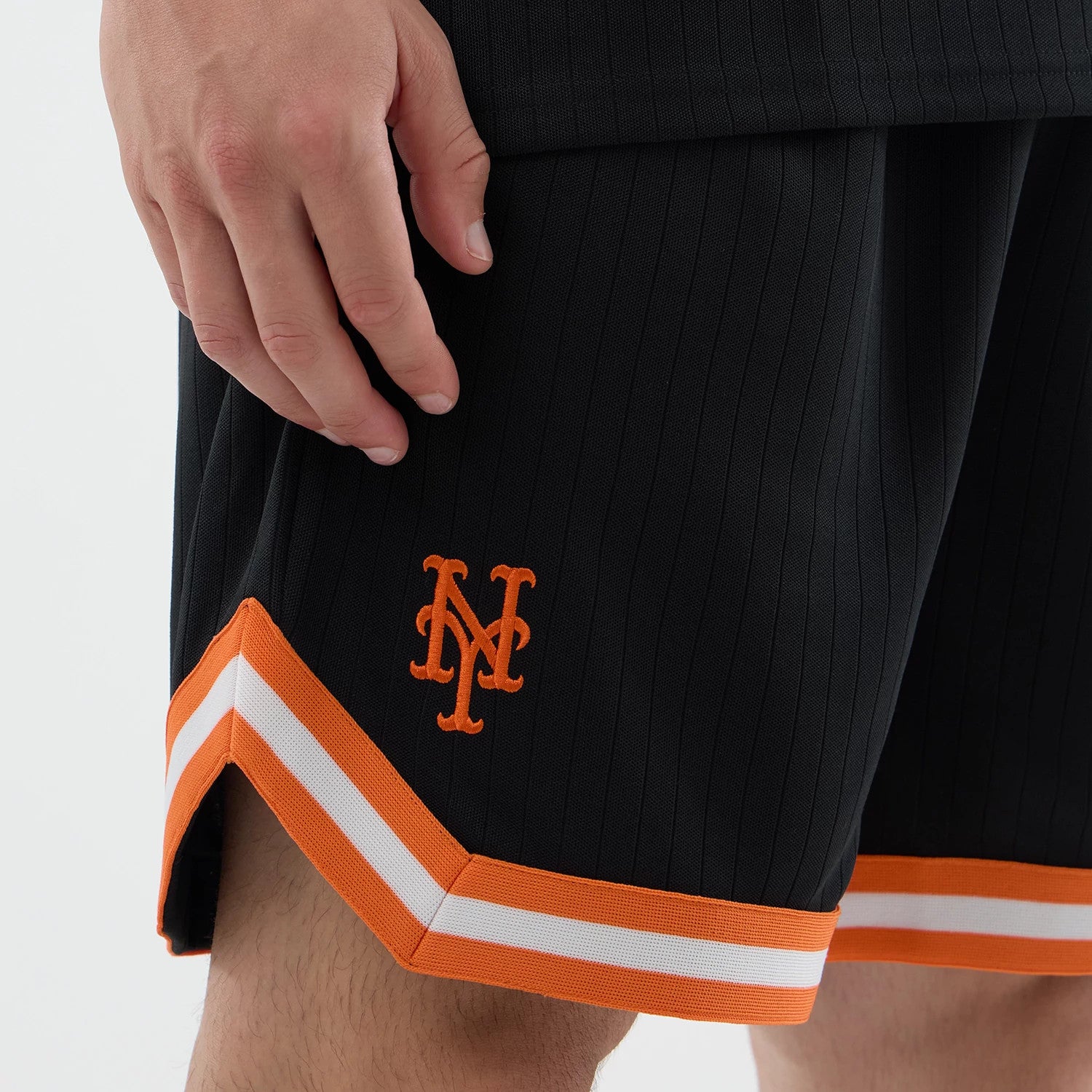 The model is wearing this MLB Arch New York Mets Oversized Shorts in black. 4