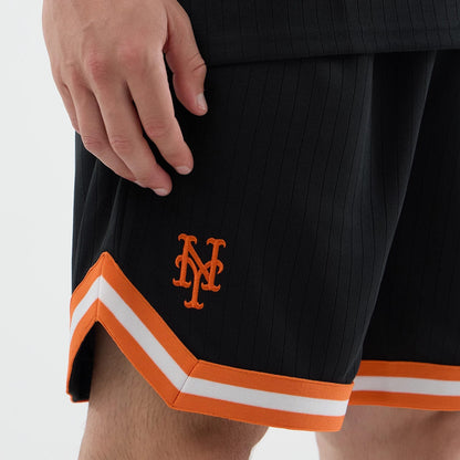 The model is wearing this MLB Arch New York Mets Oversized Shorts in black. 4