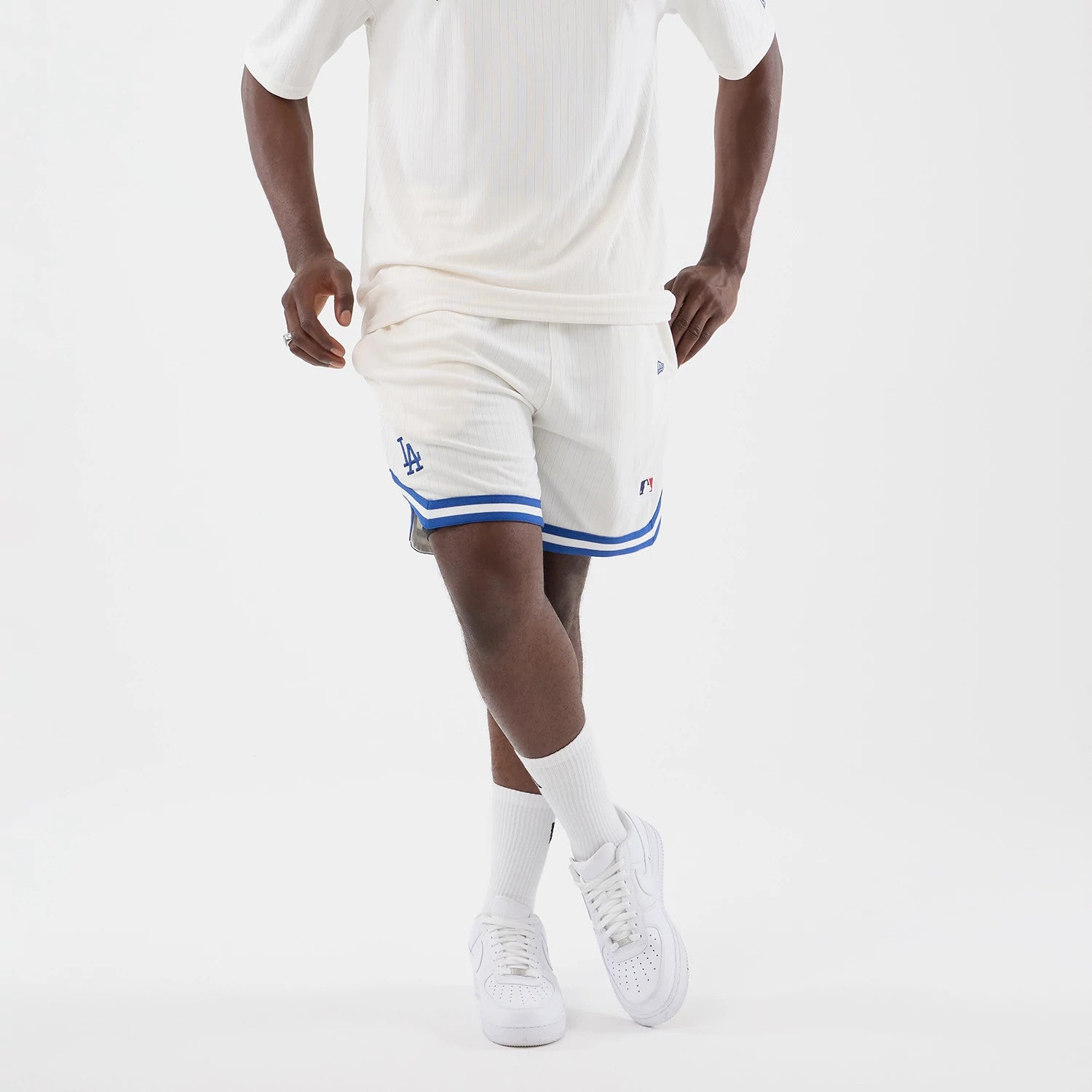 The model is wearing this MLB Arch LA Dodgers Oversized Shorts in open white. 7