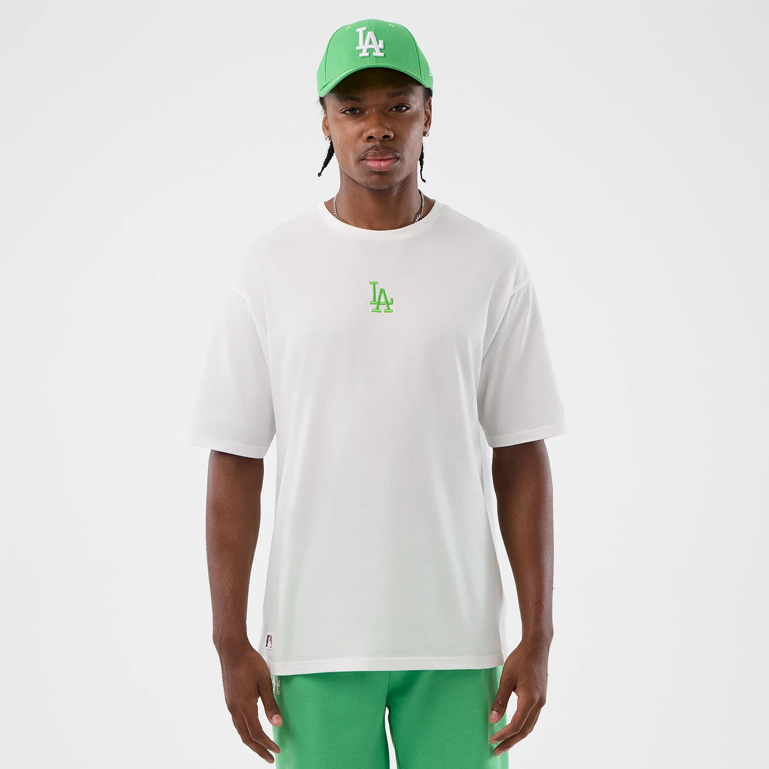 The model is wearing this MLB League Essential LA Dodgers Oversized T-Shirt in white. 3