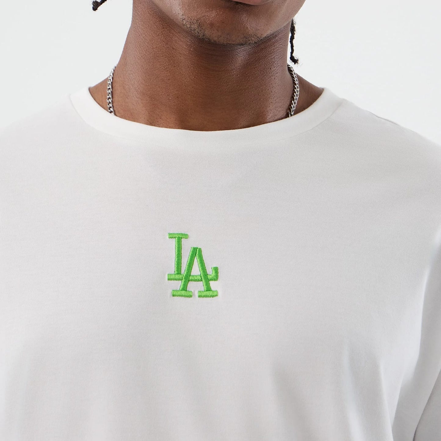 The model is wearing this MLB League Essential LA Dodgers Oversized T-Shirt in white. 5