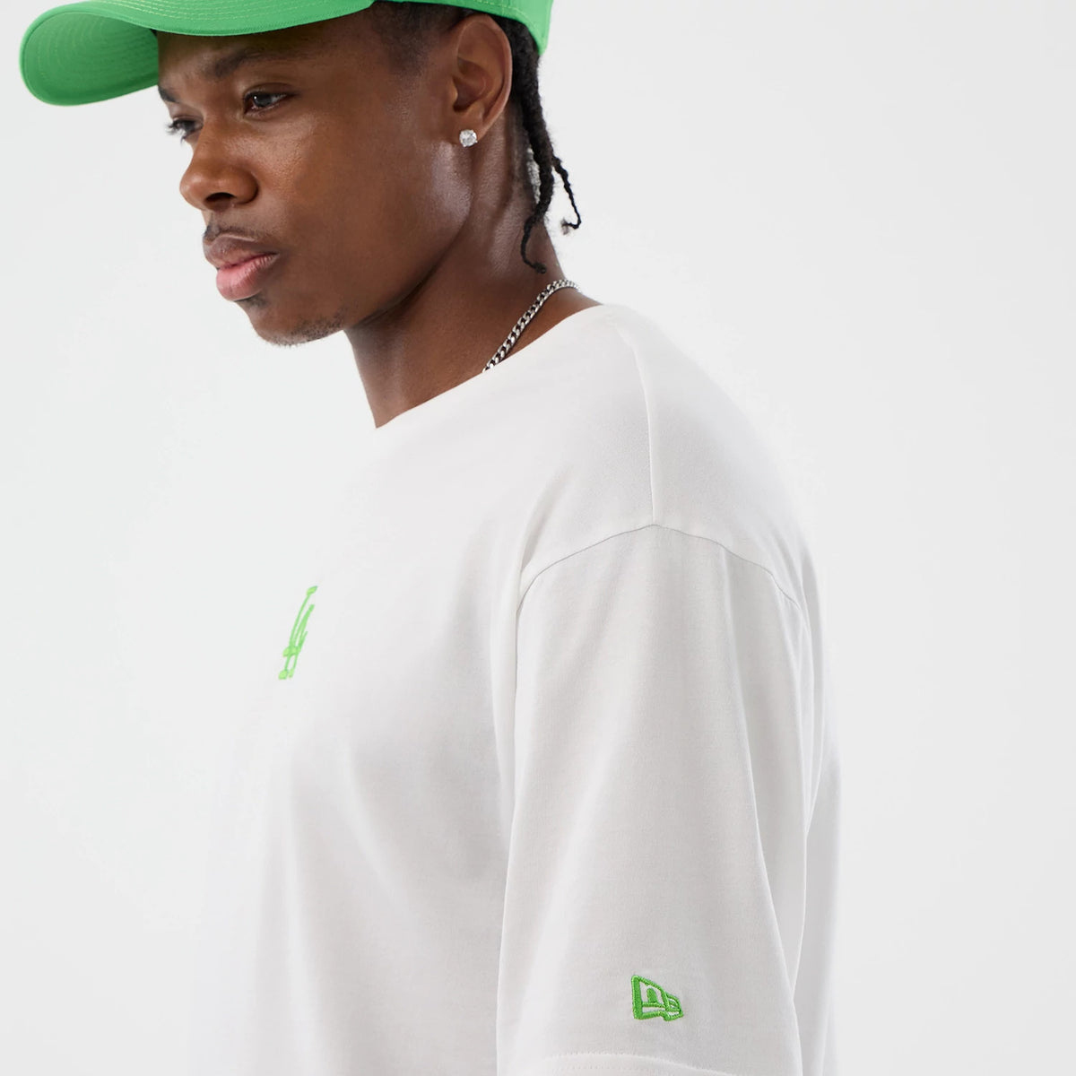The model is wearing this MLB League Essential LA Dodgers Oversized T-Shirt in white. 7