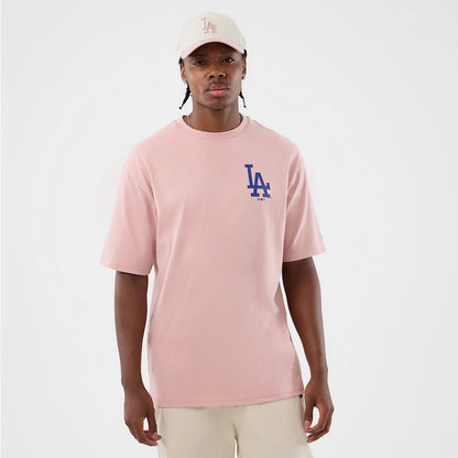 The model is wearing this MLB Cap Graphic LA Dodgers Oversized T-Shirt in pastel pink. 3