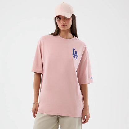 The model is wearing this MLB Cap Graphic LA Dodgers Oversized T-Shirt in pastel pink. 4