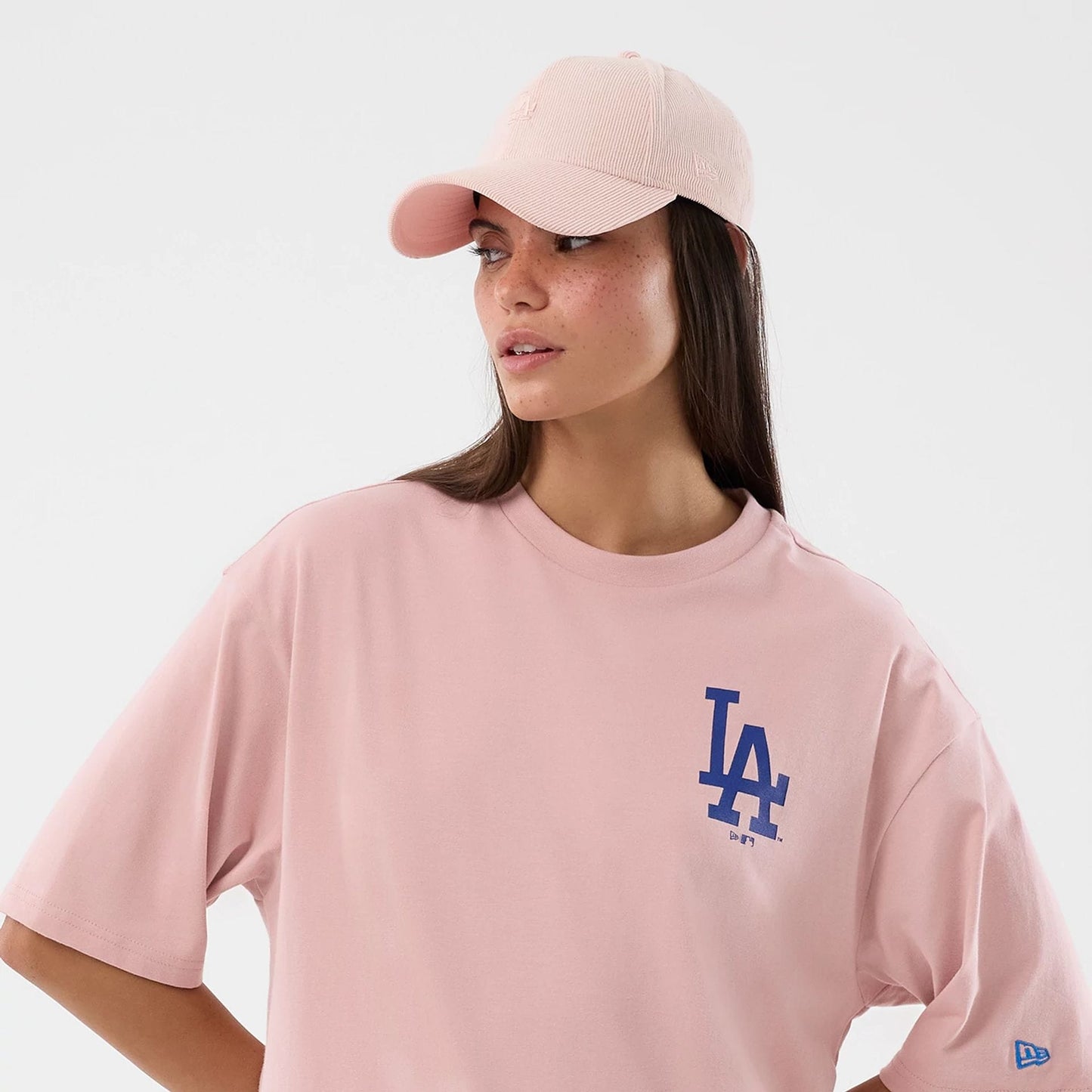 The model is wearing this MLB Cap Graphic LA Dodgers Oversized T-Shirt in pastel pink. 6
