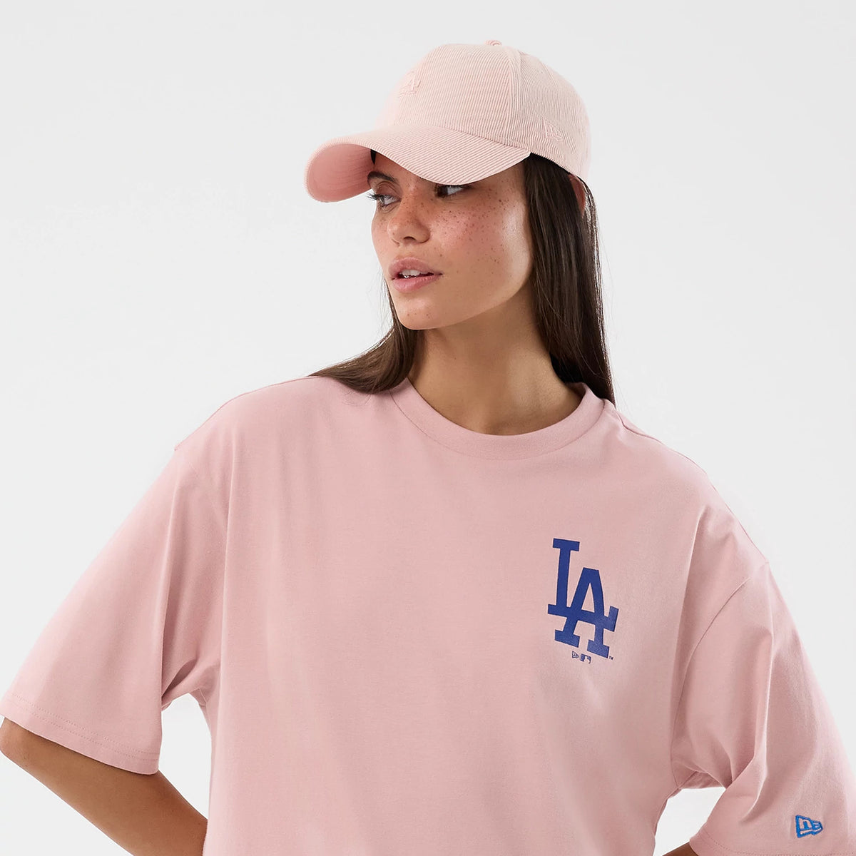 The model is wearing this MLB Cap Graphic LA Dodgers Oversized T-Shirt in pastel pink. 6