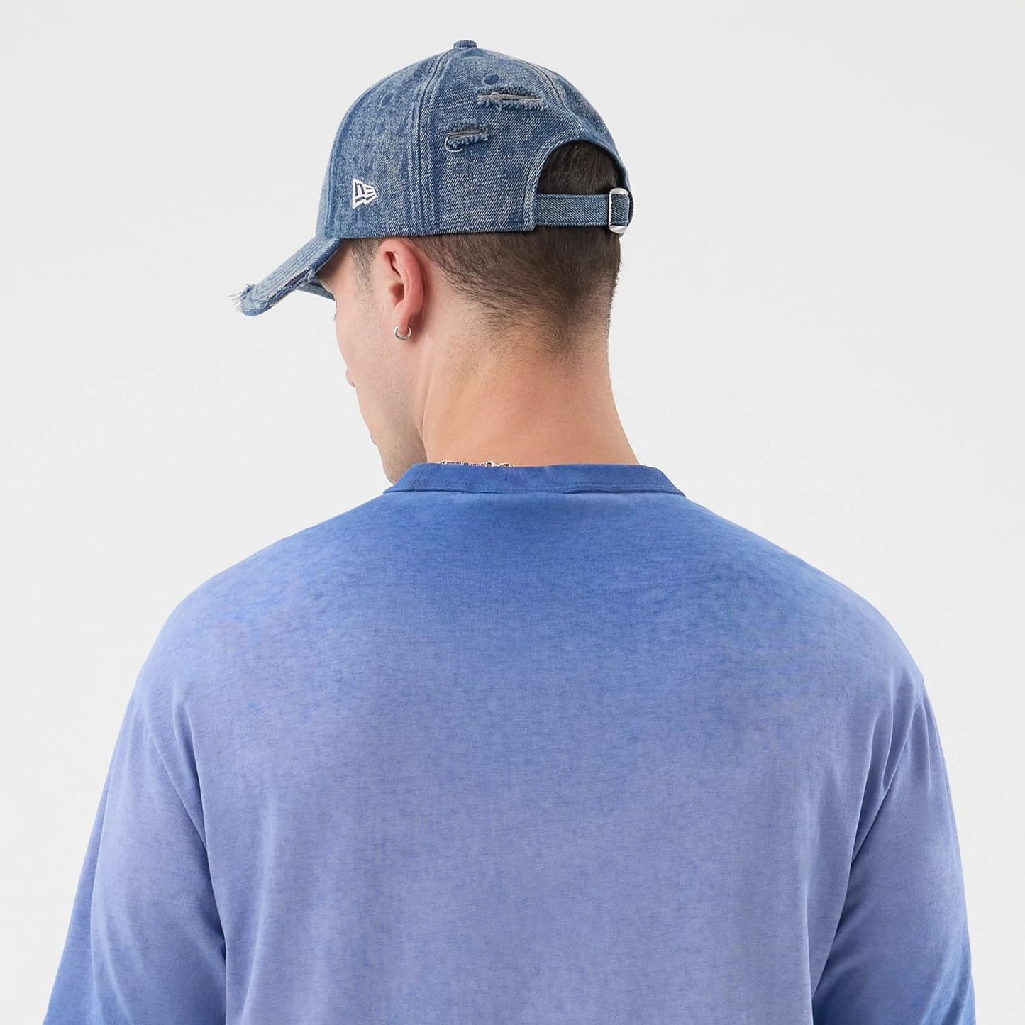The model is wearing this MLB Washed Logo LA Dodgers T-Shirt in pastel blue. 7