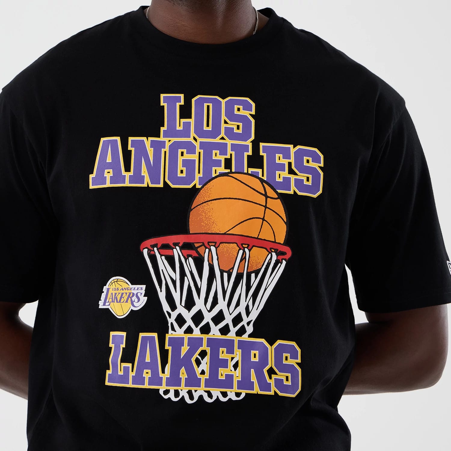 The model is wearing this NBA Basket Made LA Lakers Oversized T-Shirt in black. 4