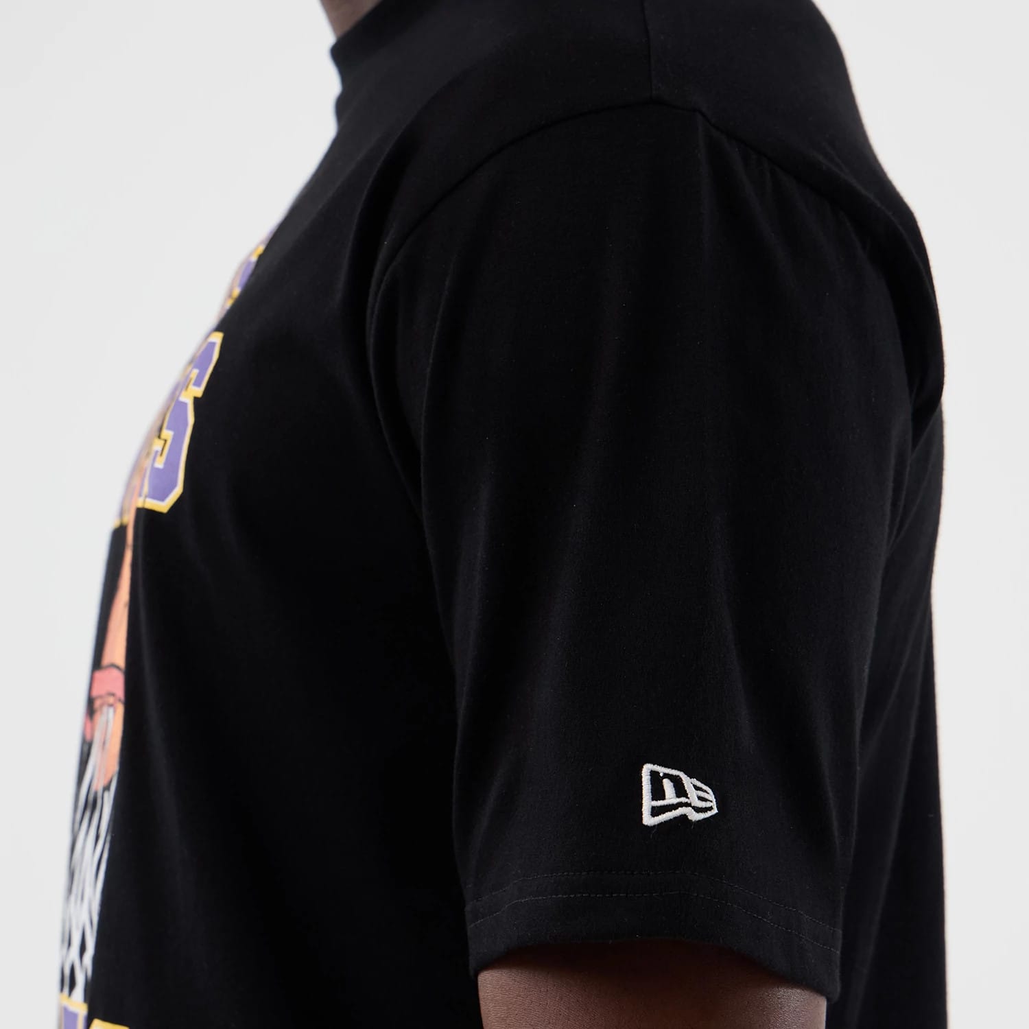 The model is wearing this NBA Basket Made LA Lakers Oversized T-Shirt in black. 5