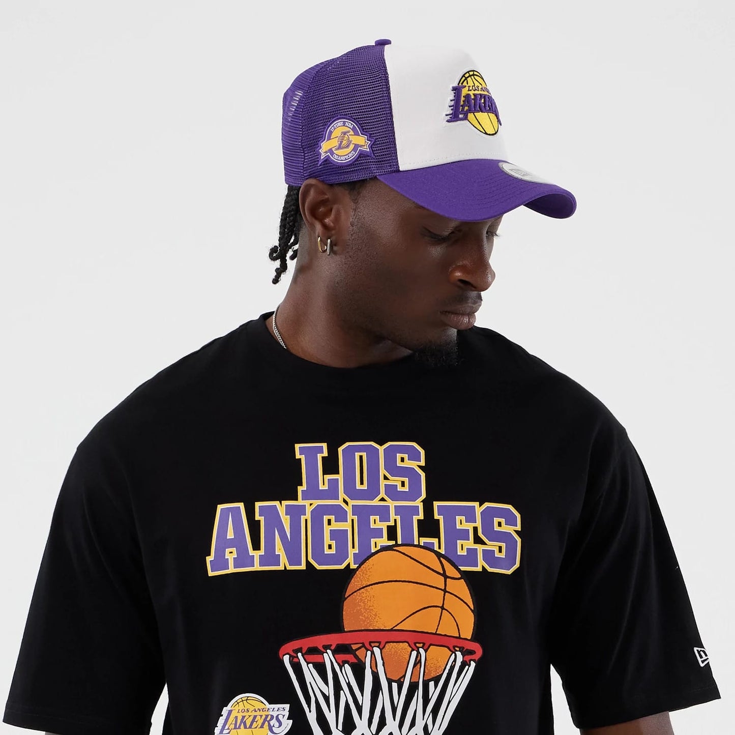 The model is wearing this NBA Basket Made LA Lakers Oversized T-Shirt in black. 6