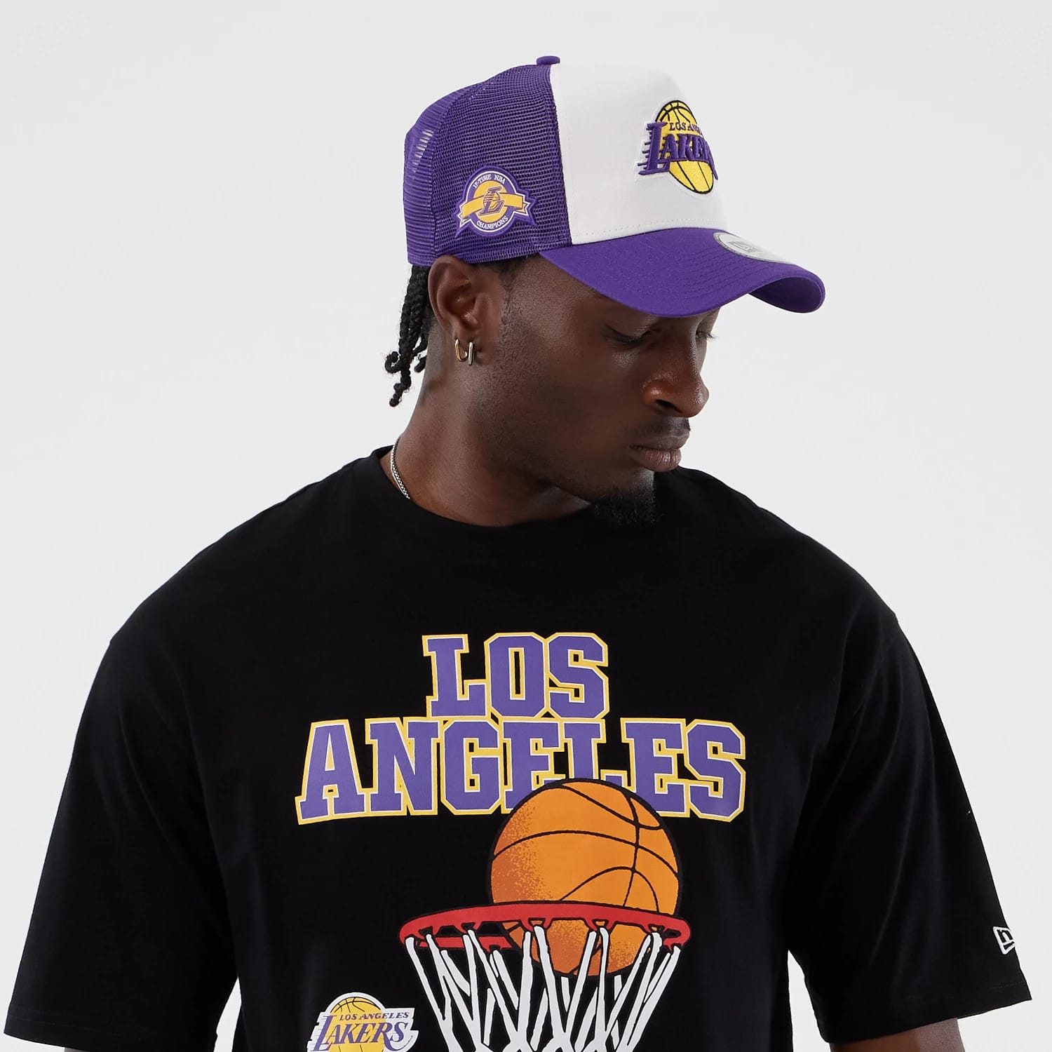The model is wearing this NBA Basket Made LA Lakers Oversized T-Shirt in black. 6