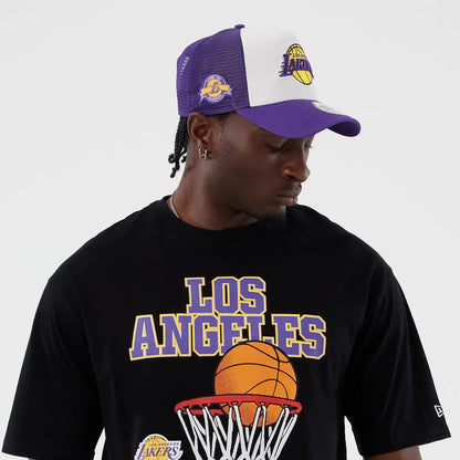 The model is wearing this NBA Basket Made LA Lakers Oversized T-Shirt in black. 6
