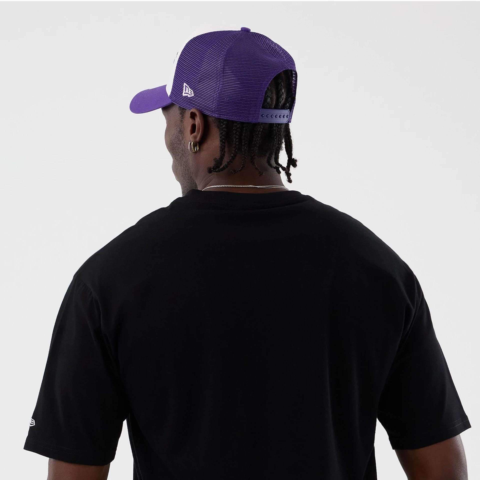 The model is wearing this NBA Basketball Graphic LA Lakers Oversized T-Shirt in black. 7