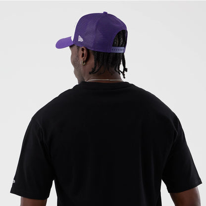The model is wearing this NBA Basket Made LA Lakers Oversized T-Shirt in black. 7