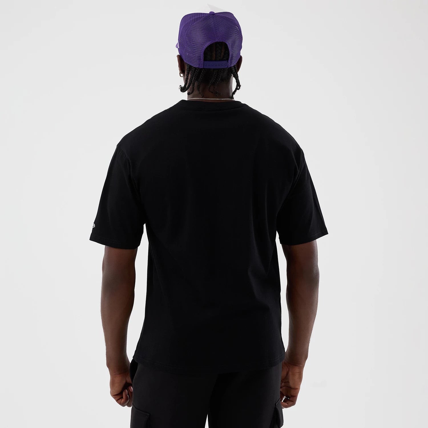 The model is wearing this NBA Basket Made LA Lakers Oversized T-Shirt in black. 2