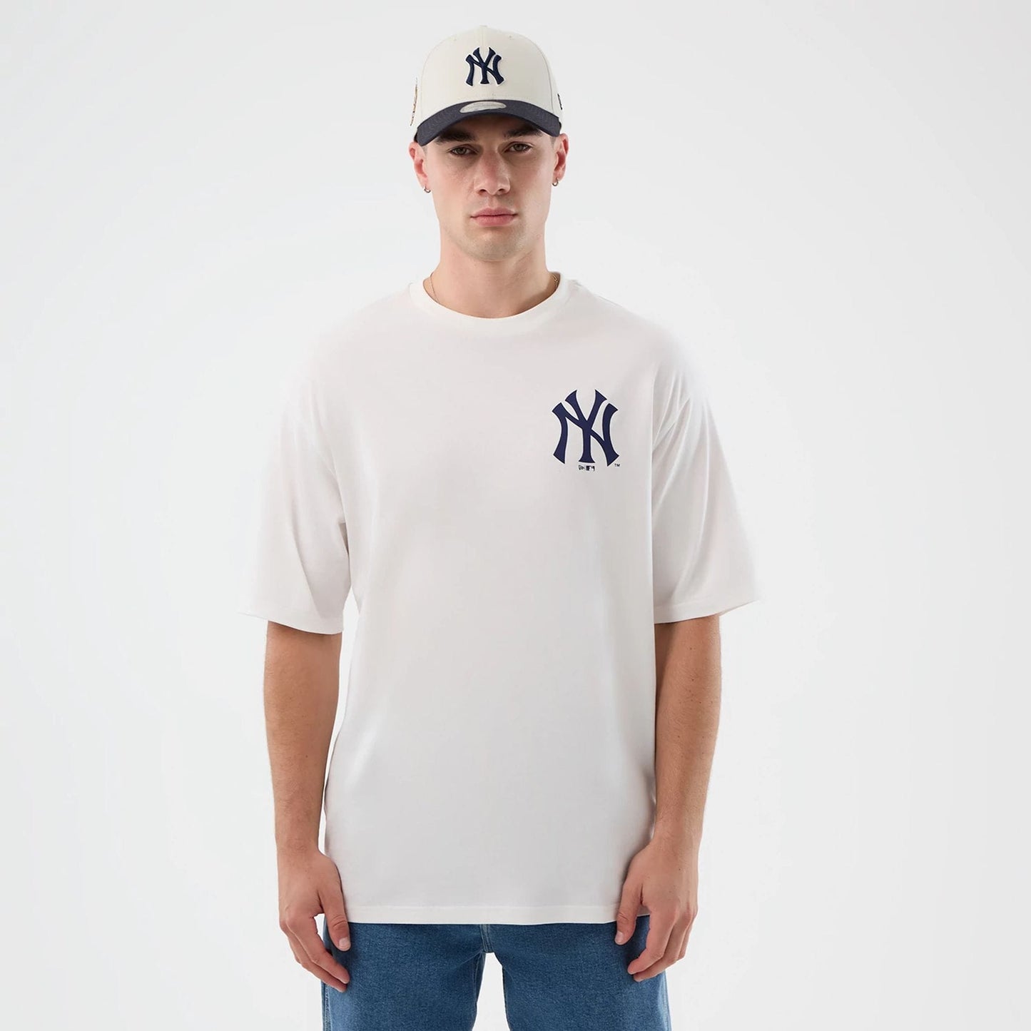 The model is wearing this MLB Cap Graphic New York Yankees Oversized T-Shirt in white. 3