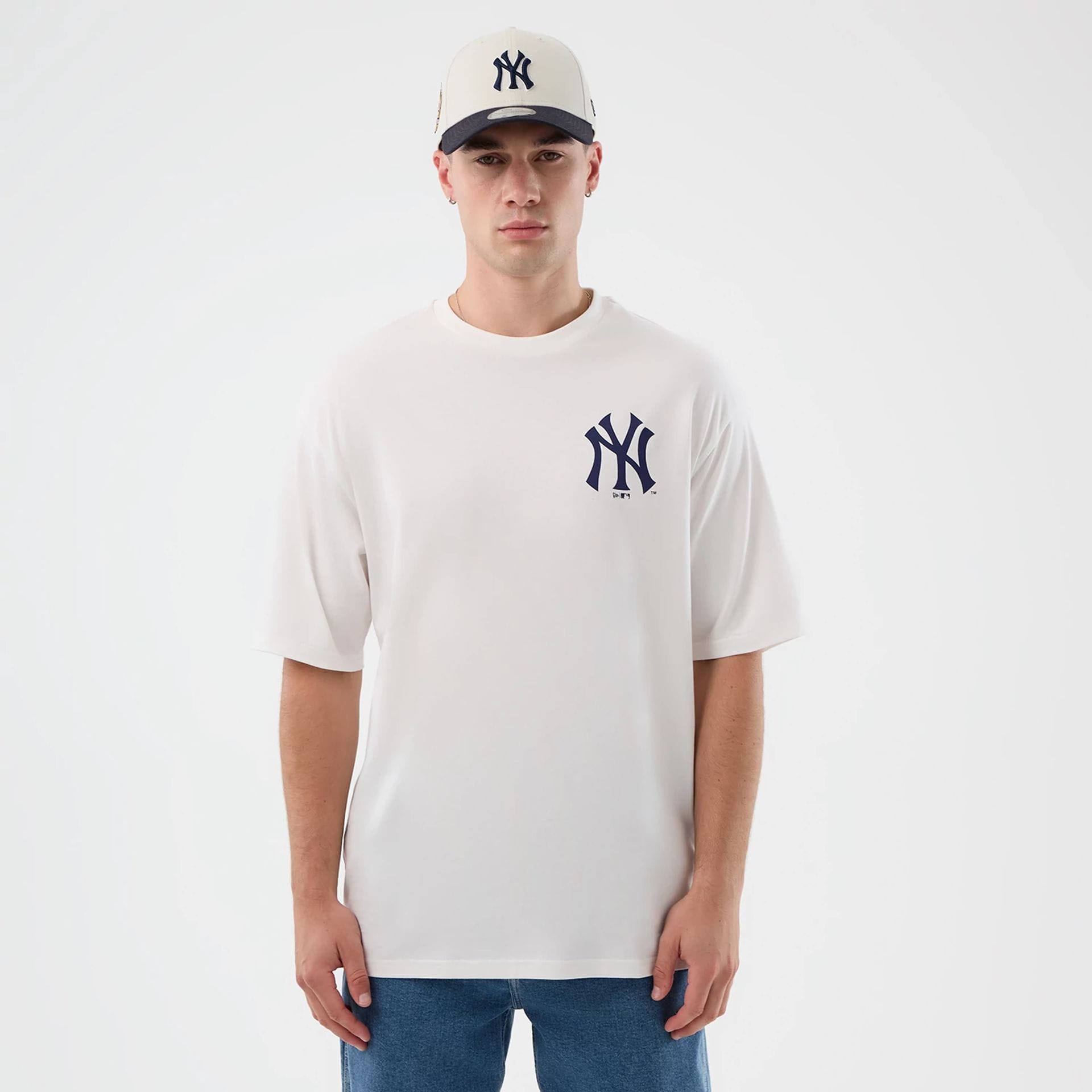 The model is wearing this MLB Cap Graphic New York Yankees Oversized T-Shirt in white. 3