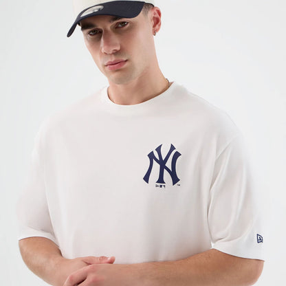 The model is wearing this MLB Cap Graphic New York Yankees Oversized T-Shirt in white. 7
