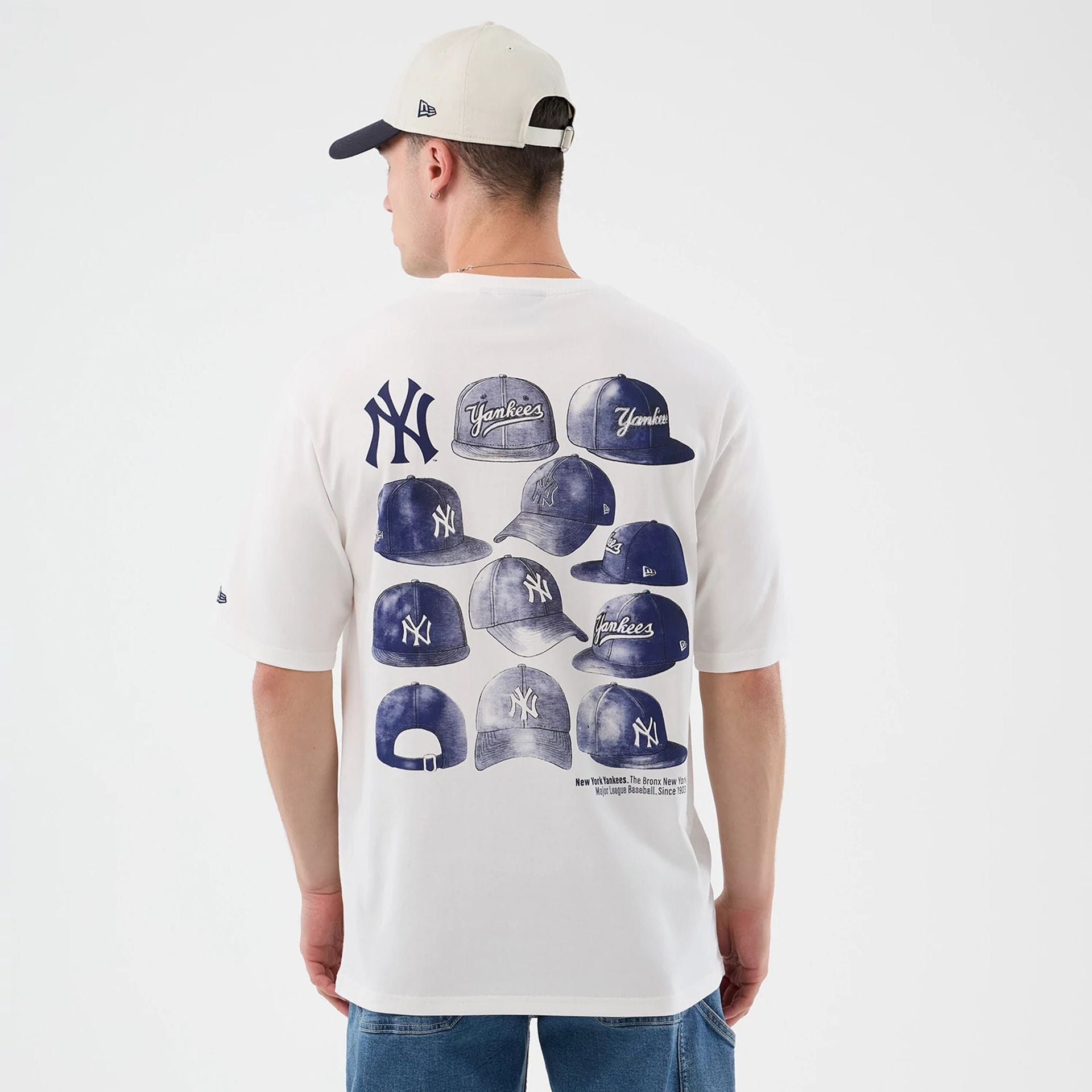 The model is wearing this MLB Cap Graphic New York Yankees Oversized T-Shirt in white. 2
