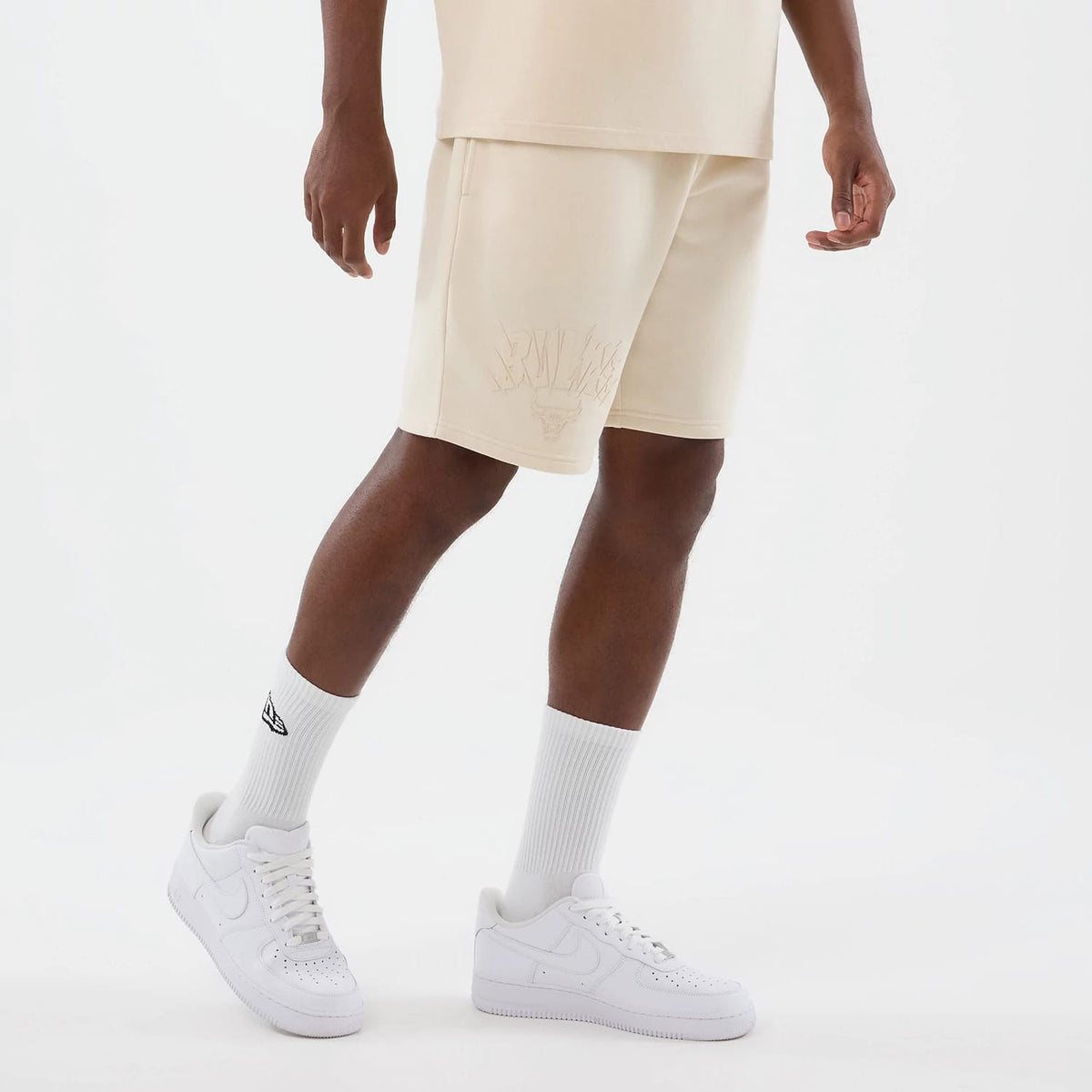The model is wearing this NBA Core Plus Chicago Bulls Shorts in light beige. 3
