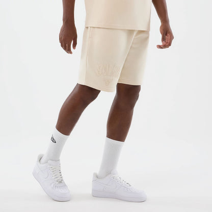 The model is wearing this NBA Core Plus Chicago Bulls Shorts in light beige. 3