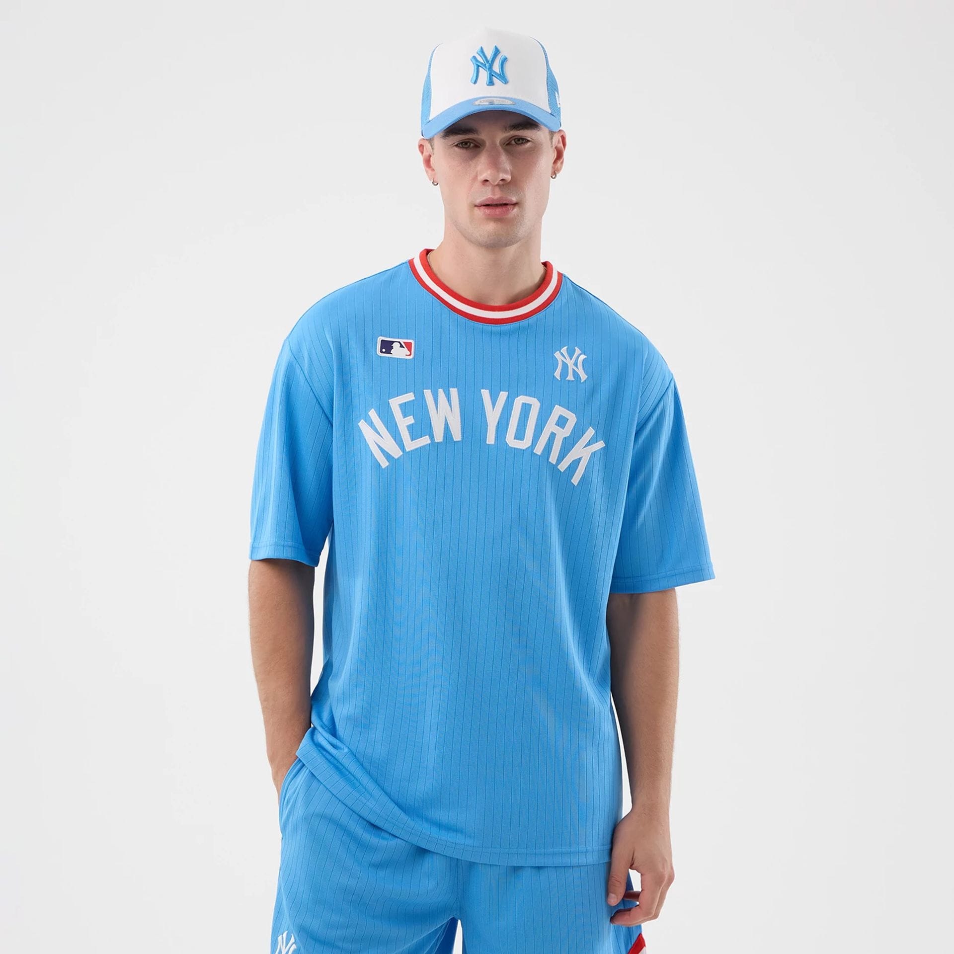 The model is wearing this MLB Arch New York Yankees Oversized T-Shirt in pastel blue. 1