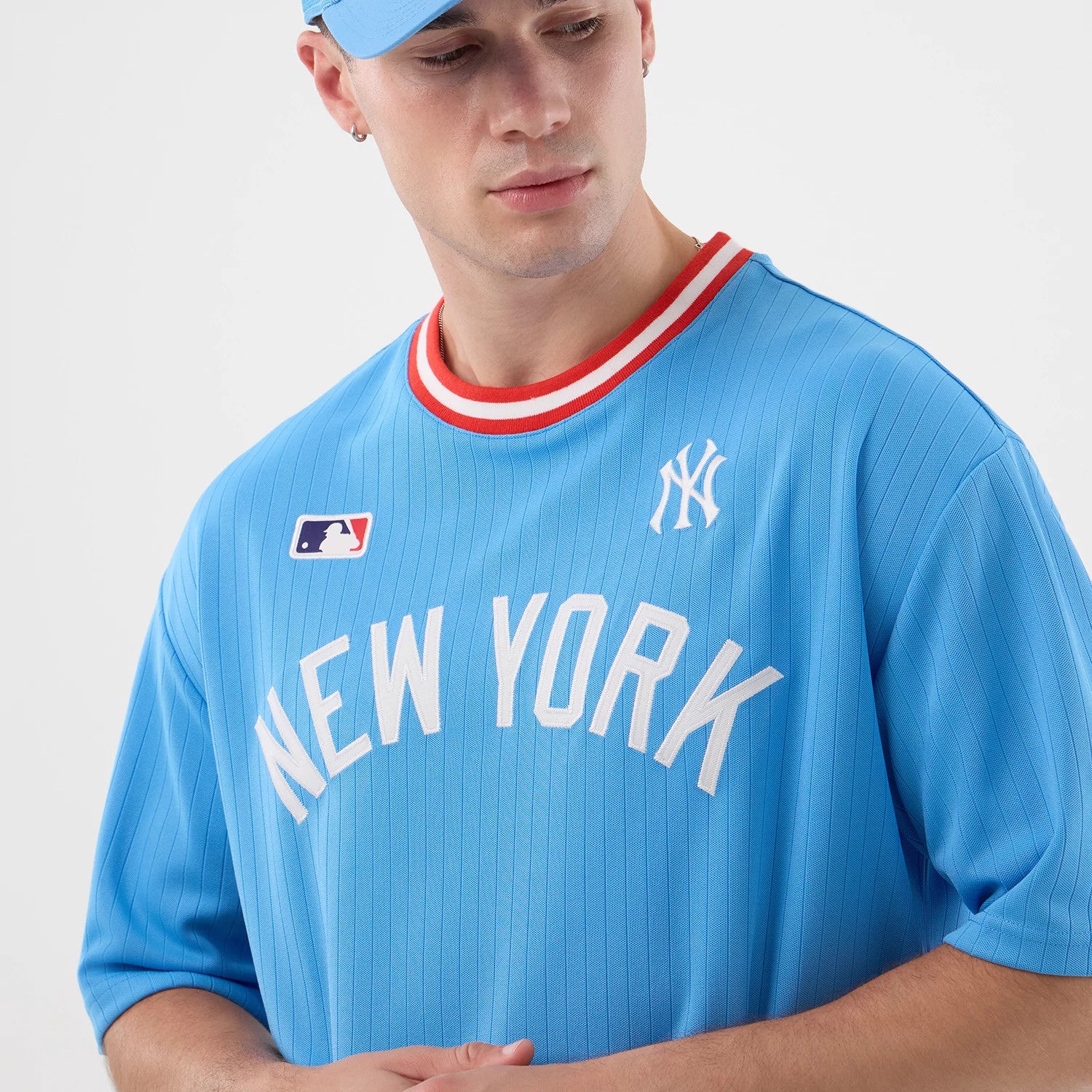 The model is wearing this MLB Arch New York Yankees Oversized T-Shirt in pastel blue. 4