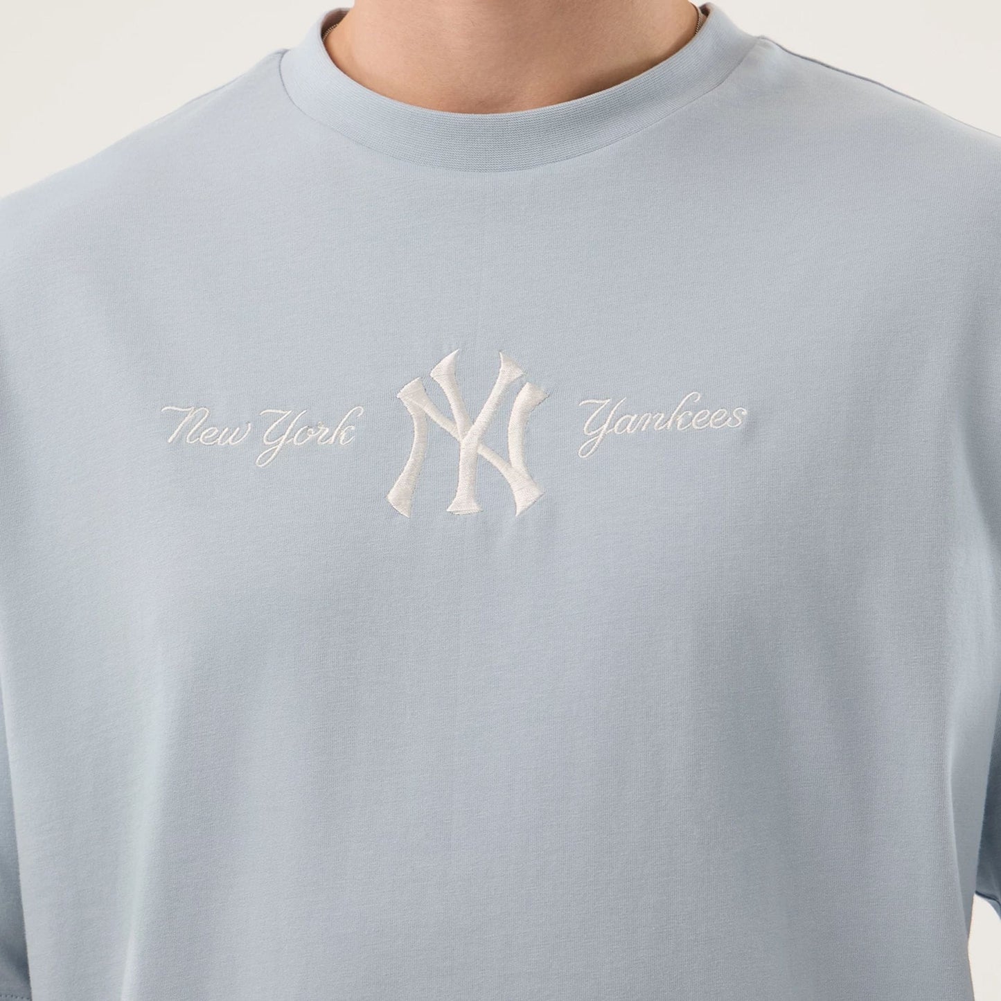 The model is wearing this MLB Script New York Yankees Oversized T-Shirt in pastel blue. 4
